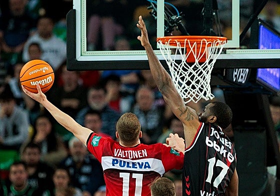 Valtonen aquí entra a canasta, su triple del final asustó al Surne Bilbao.