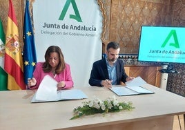 María del Carmen Castillo y Ramón Fernández-Pacheco firman el convenio.
