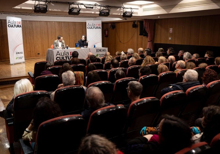 Andrés Neuman reivindica a María Moliner en el Aula de Cultura de IDEAL