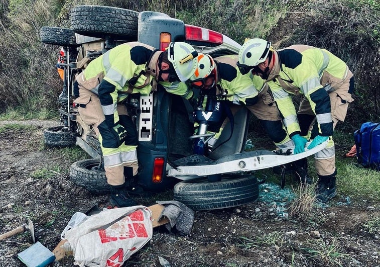 Un helicóptero traslada a Granada una mujer herida al volcar su coche en un camino rural de la Alpujarra