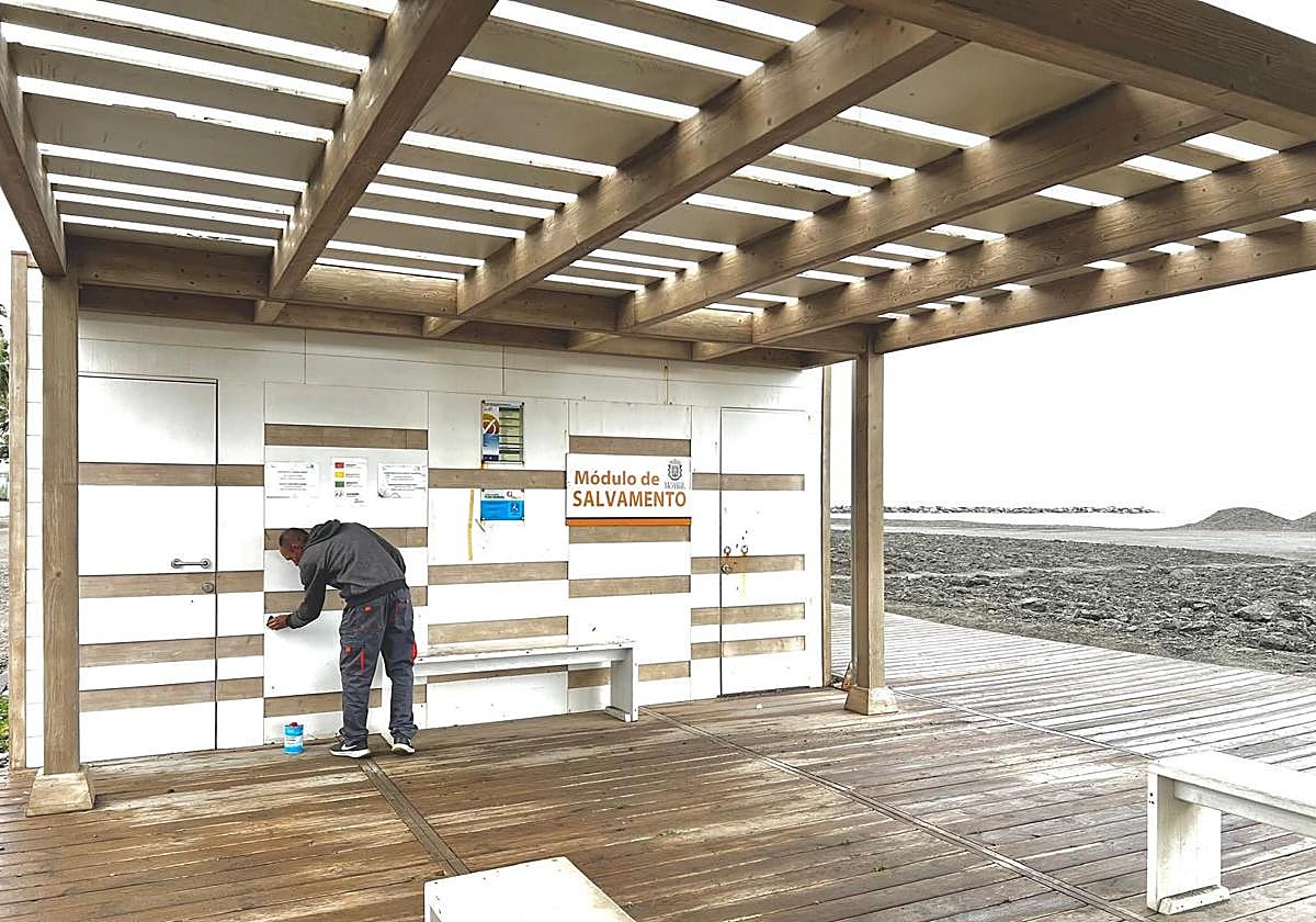 Personal de mantenimiento en la playa de Motril.