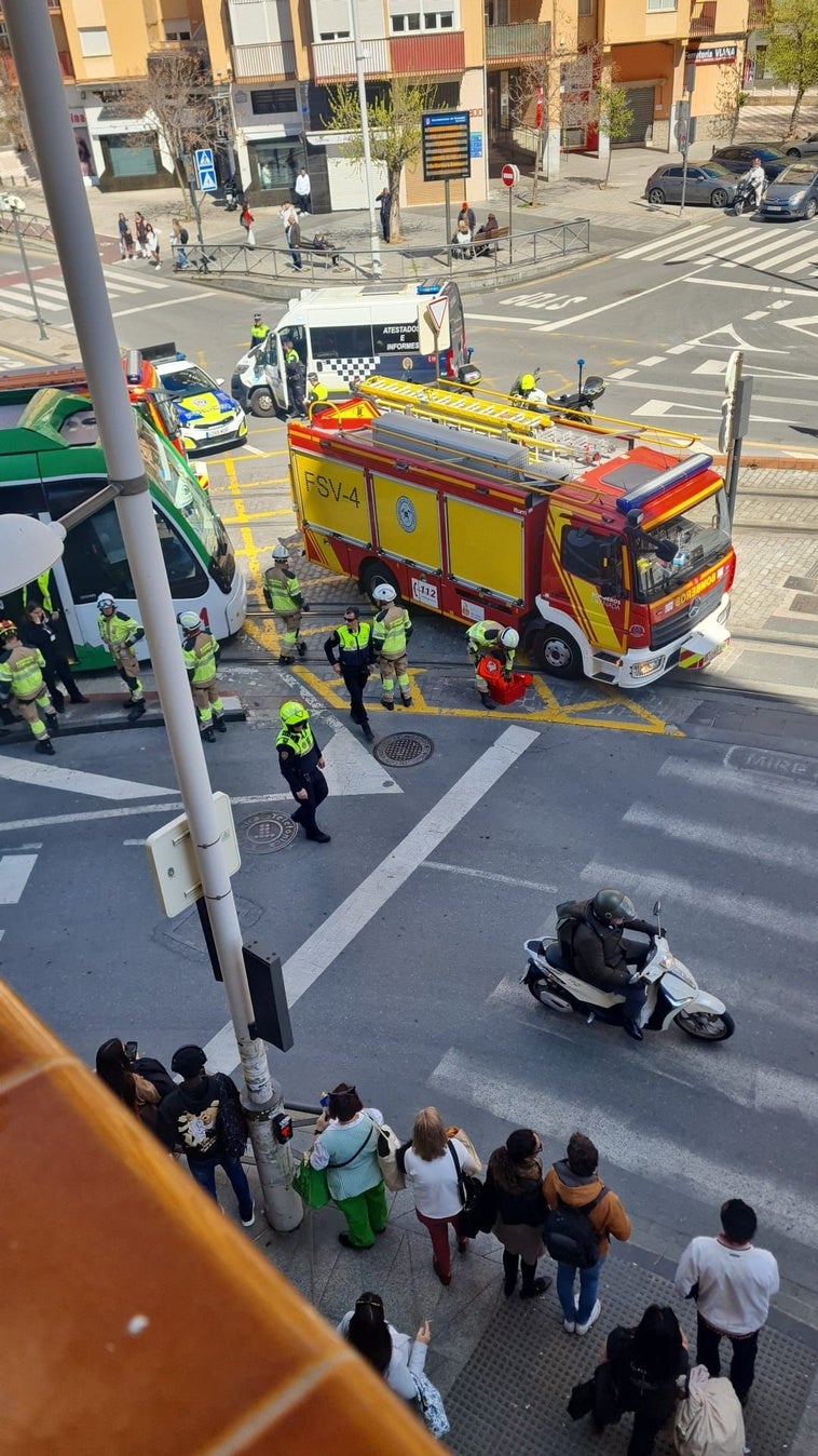 Un autobús y el metro de Granada colisionan a la altura de la Hípica