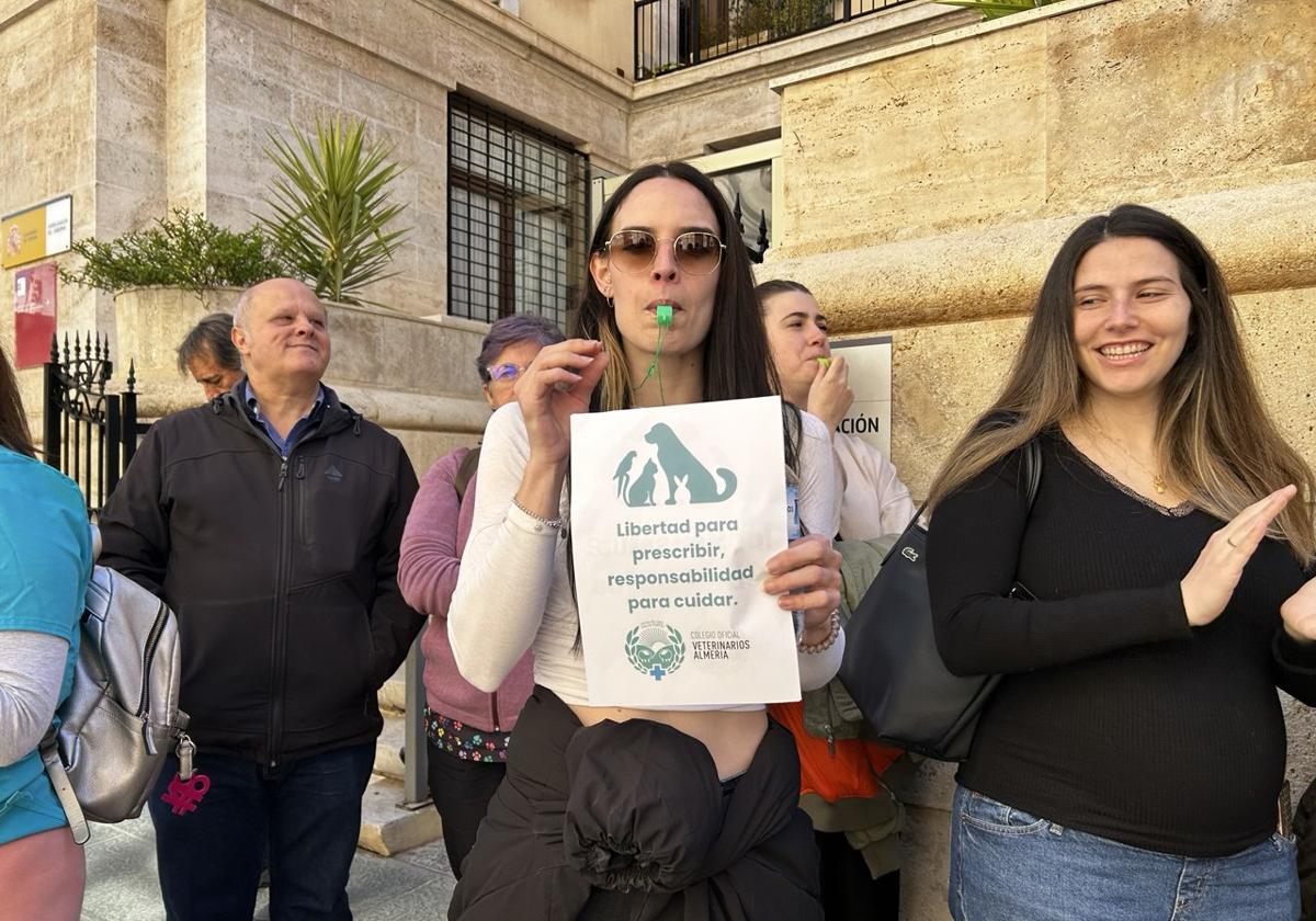 Los veterinarios de Almería salen a la calle contra las nuevas trabas en la prescripción de antibióticos