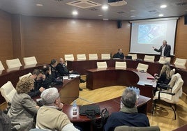 El gerente de IFEJA, Ángel Pérez, dirige una de las reuniones preparatorias de Expoliva.