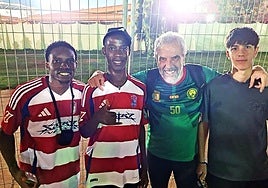 Nani Castañeda, junto a su hijo y dos aficionados cameruneses con la camiseta del Granada.