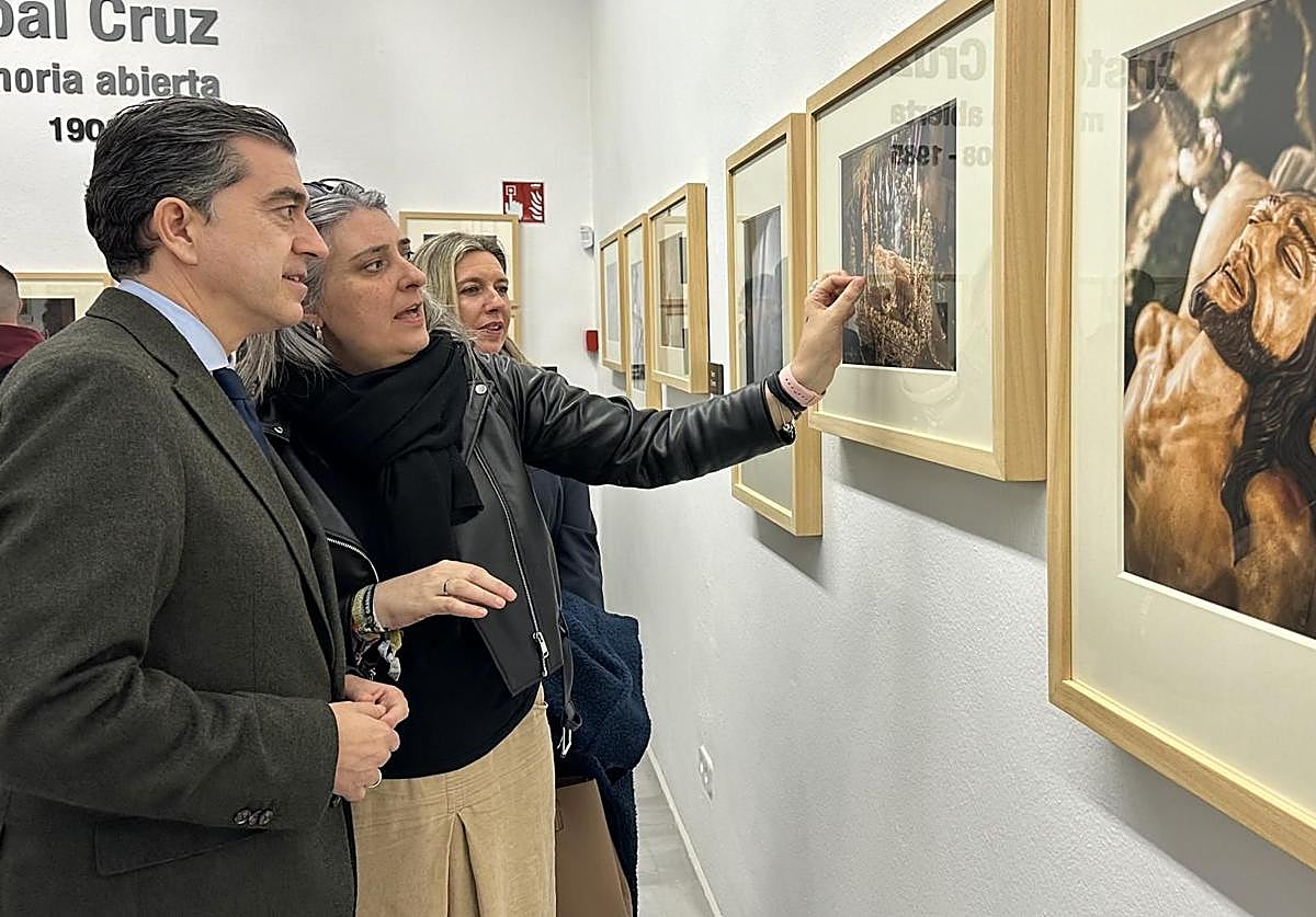 Visita de Pedro Cabrera a la exposición fotográfica