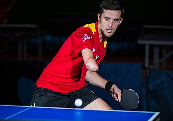 José Manuel Ruiz devuelva la bola.