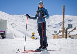 Ana Alonso posa para IDEAL frente al telesilla Virgen de las Nieves en Sierra Nevada.