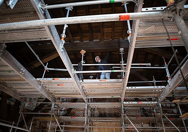 Inspeccionando el nuevo forjado de la terraza mirador.