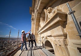 El equipo de Julia Ramos supervisa el trabajo realizado en estos seis meses en el tramo superior de la torre de la Catedral.
