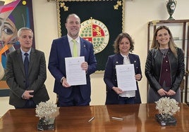 Firma del convenio con Nicolás Ruiz y Catalina García