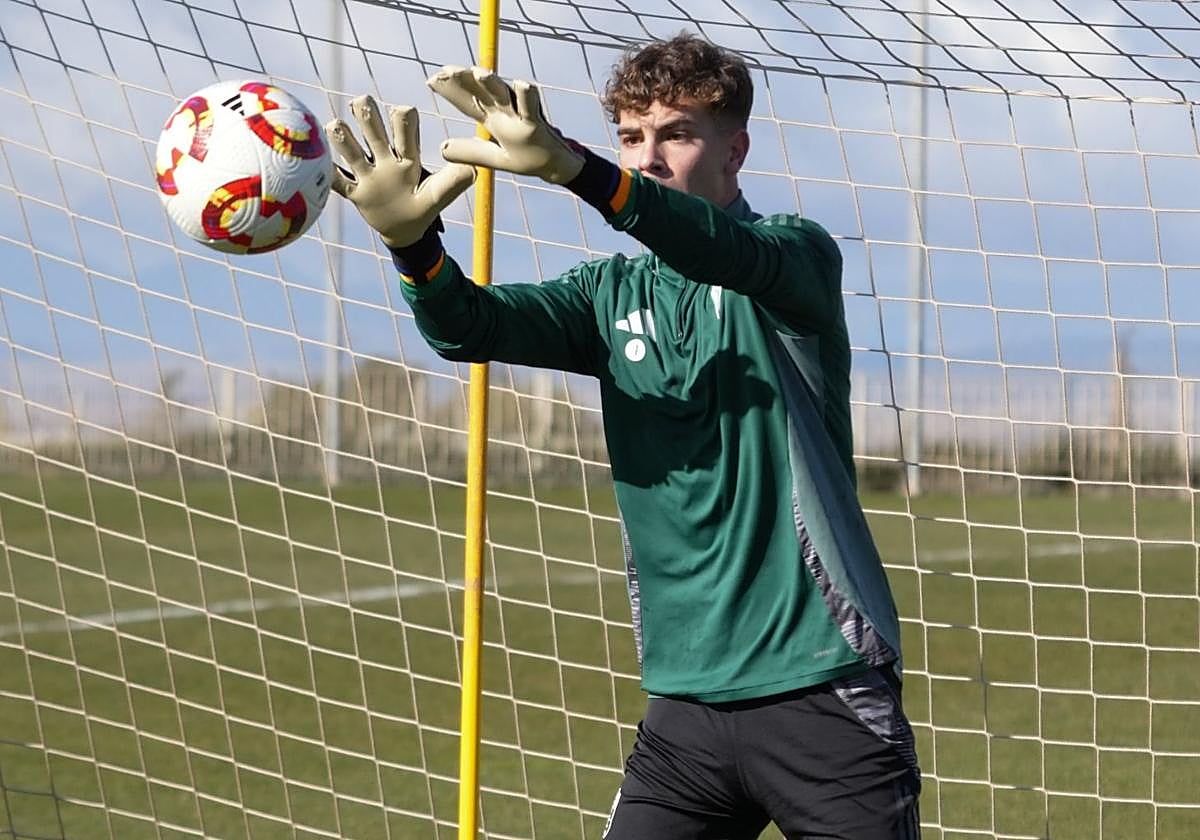Fran Árbol atrapa un balón durante un entrenamiento.