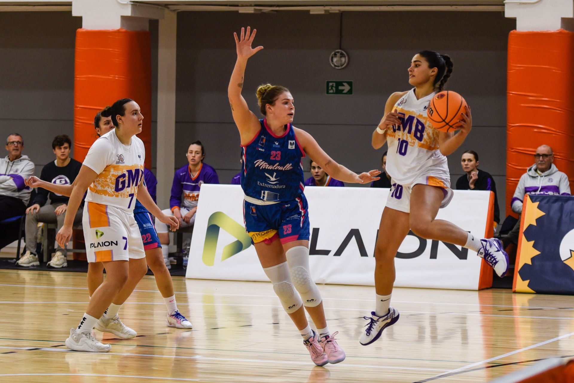 María Sánchez, a la derecha, busca el pase en un partido del GmasB.