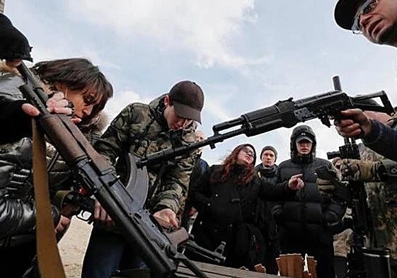 Ejercicios militares para civiles en Kiev.