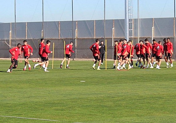 Martin Hongla, a la izquierda, durante el entrenamiento del Granada este lunes.