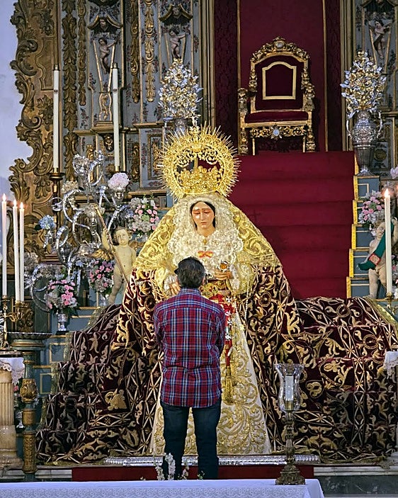 Domingo Fernández Torres ante su Virgen de la Misericordia.