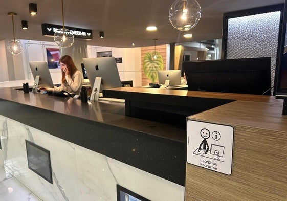 Uno de los pictogramas en la recepción de uno de los hoteles del grupo en Granada.