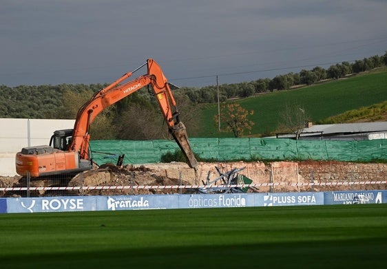 Imagen de las obras de demolición en la fachada este, del Estadio Municipal de Linarejos.