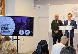 El delegado de la Junta, Jesús Estrella, y el alcalde de Jaén, Julio Millán, en rueda de prensa.