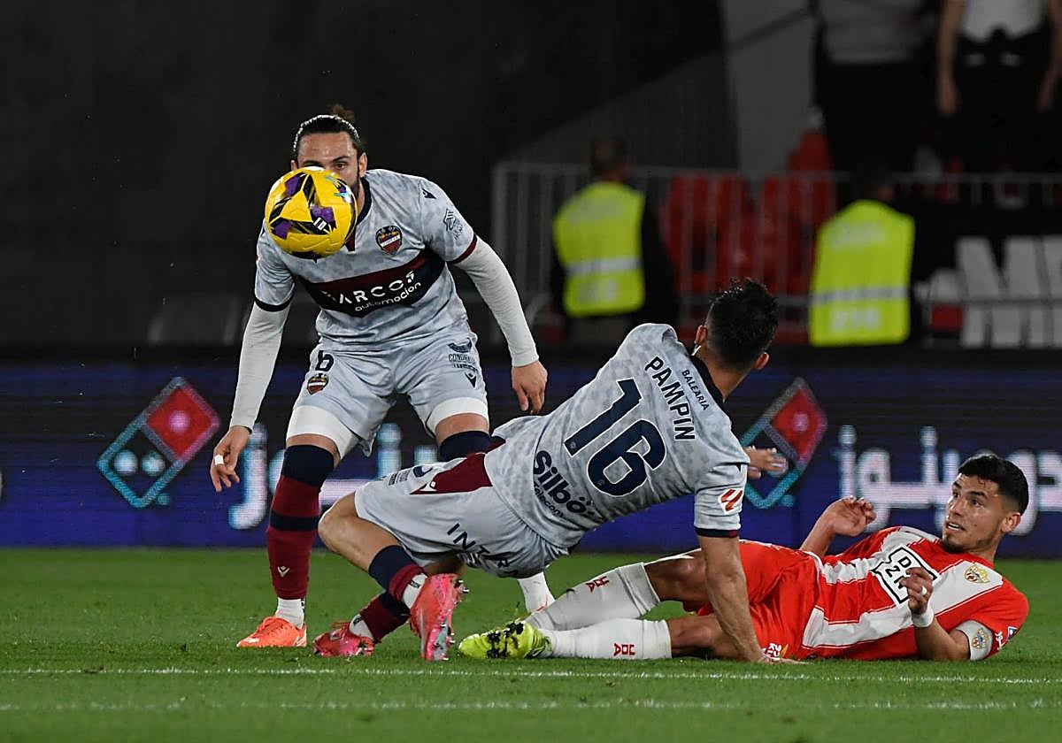 Lucas Robertone, en el suelo, derribado por Pamín.