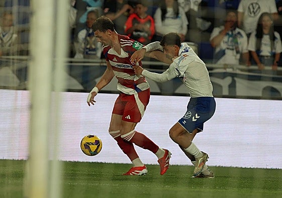 Lucas Boyé emprende una conducción en Tenerife mientras le agarran.