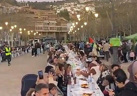 Una captura del vídeo que circula por redes sociales, con la cena del Ramadán en el Paseo del Salón.