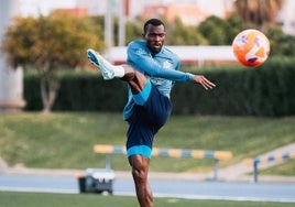 Bruno Langa chutando durante un entrenamiento UDA