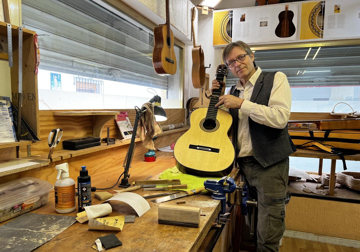 El luthier británico de la herradura que vende unas guitarras únicas por todo el mundo | ideal