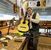 Stephen ultima los detalles de una guitarra en su taller de La Herradura.