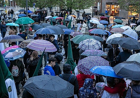 Lluvia durante Semana Santa en Granada.