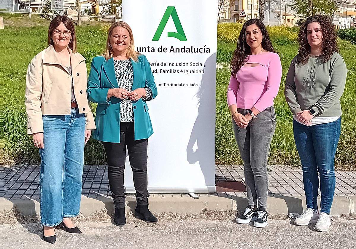 Ángela Hidalgo y la alcaldesa de Escañuela, Ana María Fernández, visitan el espacio donde se ubicará el centro