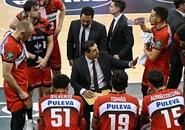 Pablo Pin da instrucciones en un tiempo muerto.