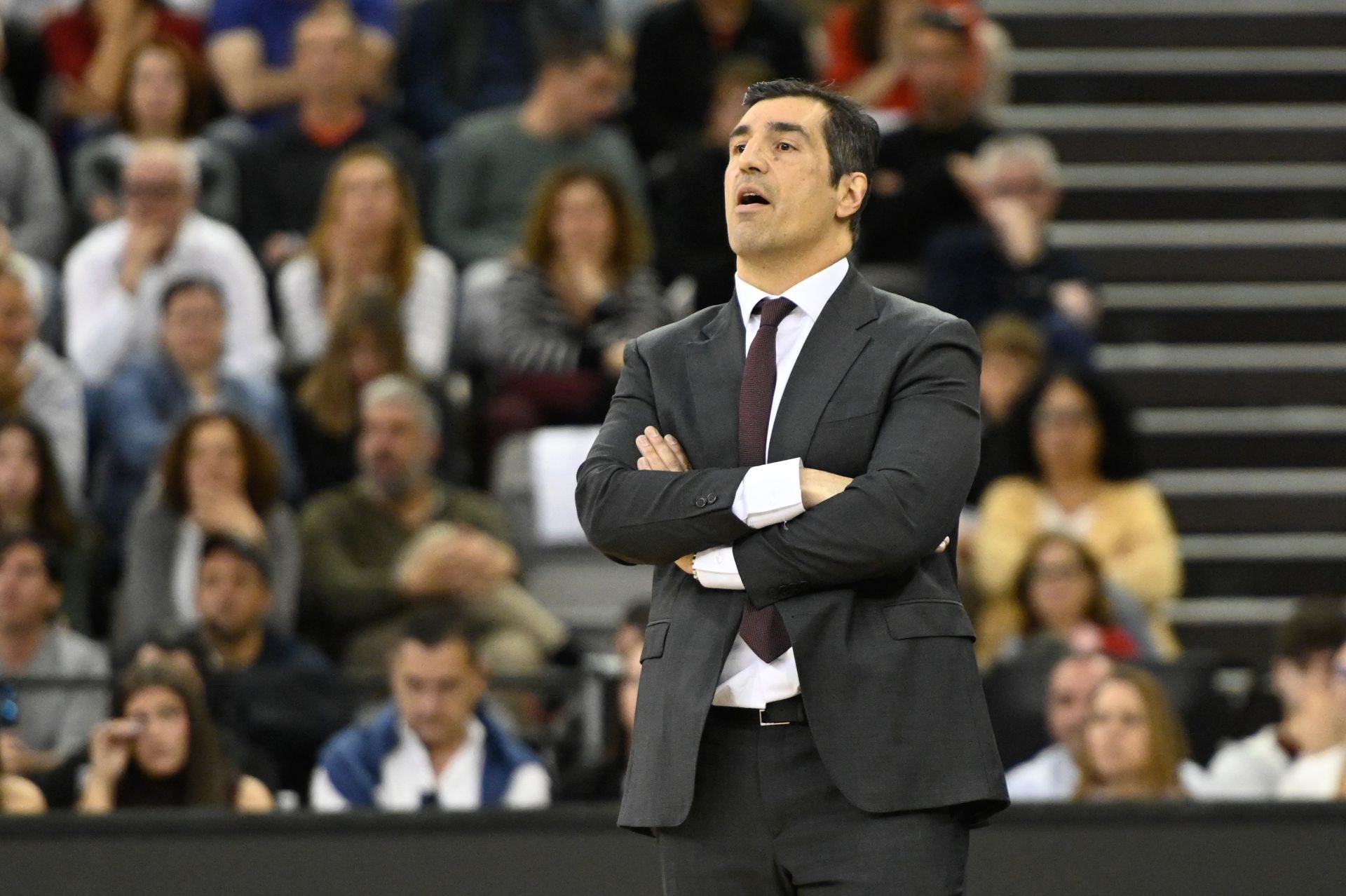 Pablo Pin, en la banda observa el juego del Covirán.