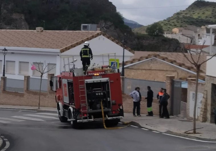 Bomberos a las puertas del colegio, durante la intervención.