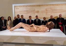 Las autoridades invitadas ven, por primera vez, la imagen 'The Miustery Man', expuesta en la Catedral de Jaén hasta el próximo mes de julio.
