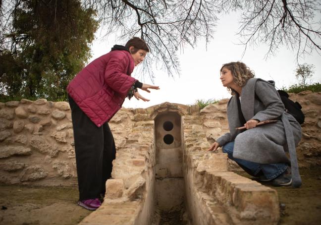 Elena Sánchez, de la UGR, y la arquitecta Amanda Vicente Murcia, donde mana el agua de la Acequia de Aynadamar.