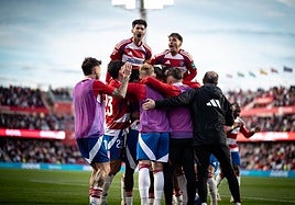 El equipo celebra el tercer gol.