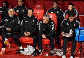 El entrenador Fran Escribá, rodeado de sus ayudantes en el partido contra el Real Oviedo.