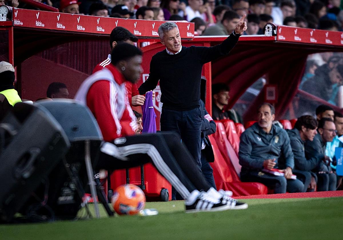 Fran Escribá da indicaciones a Manu Trigueros antes de su entrada.
