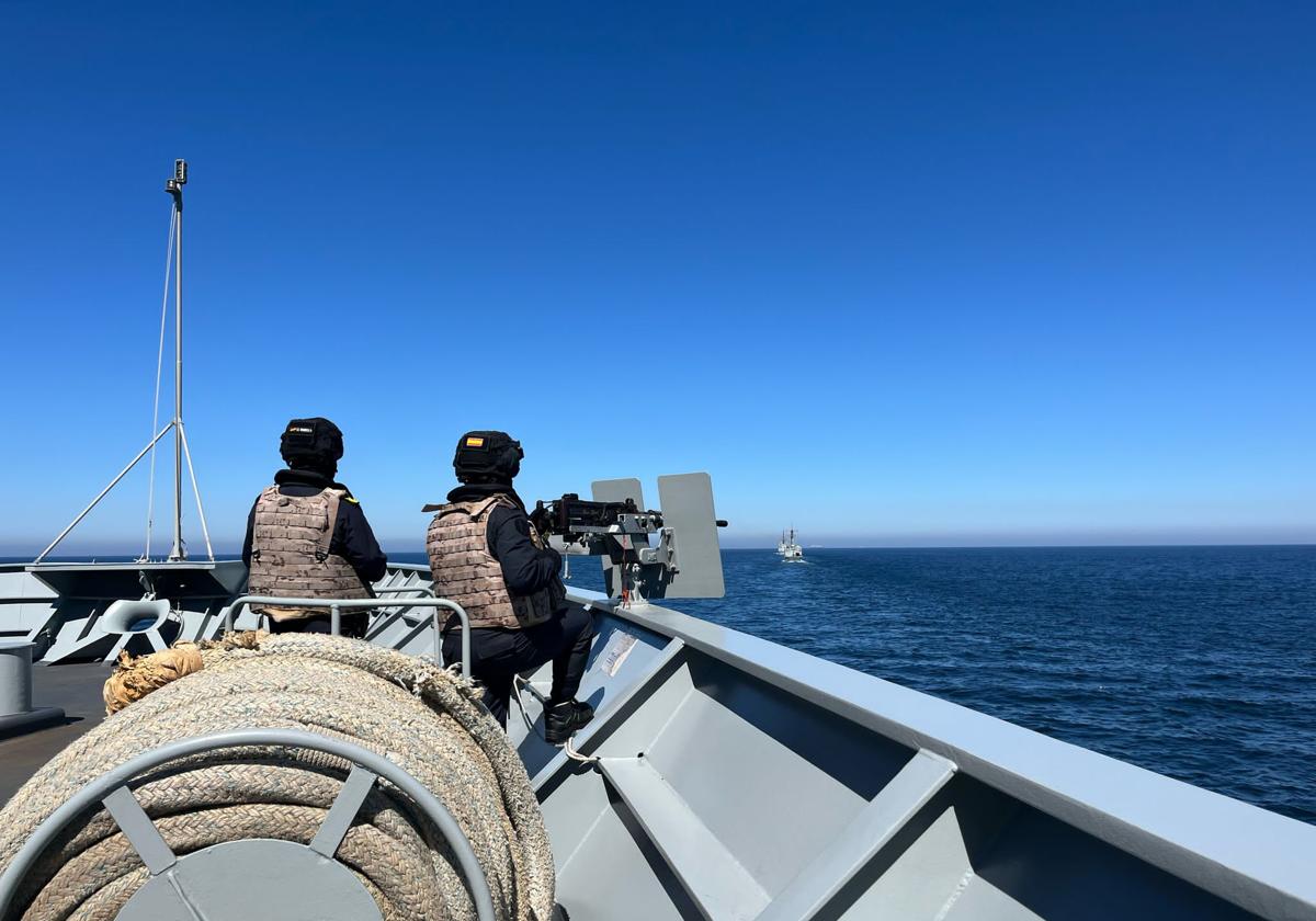 Dos militares durante las maniobras en el mar.