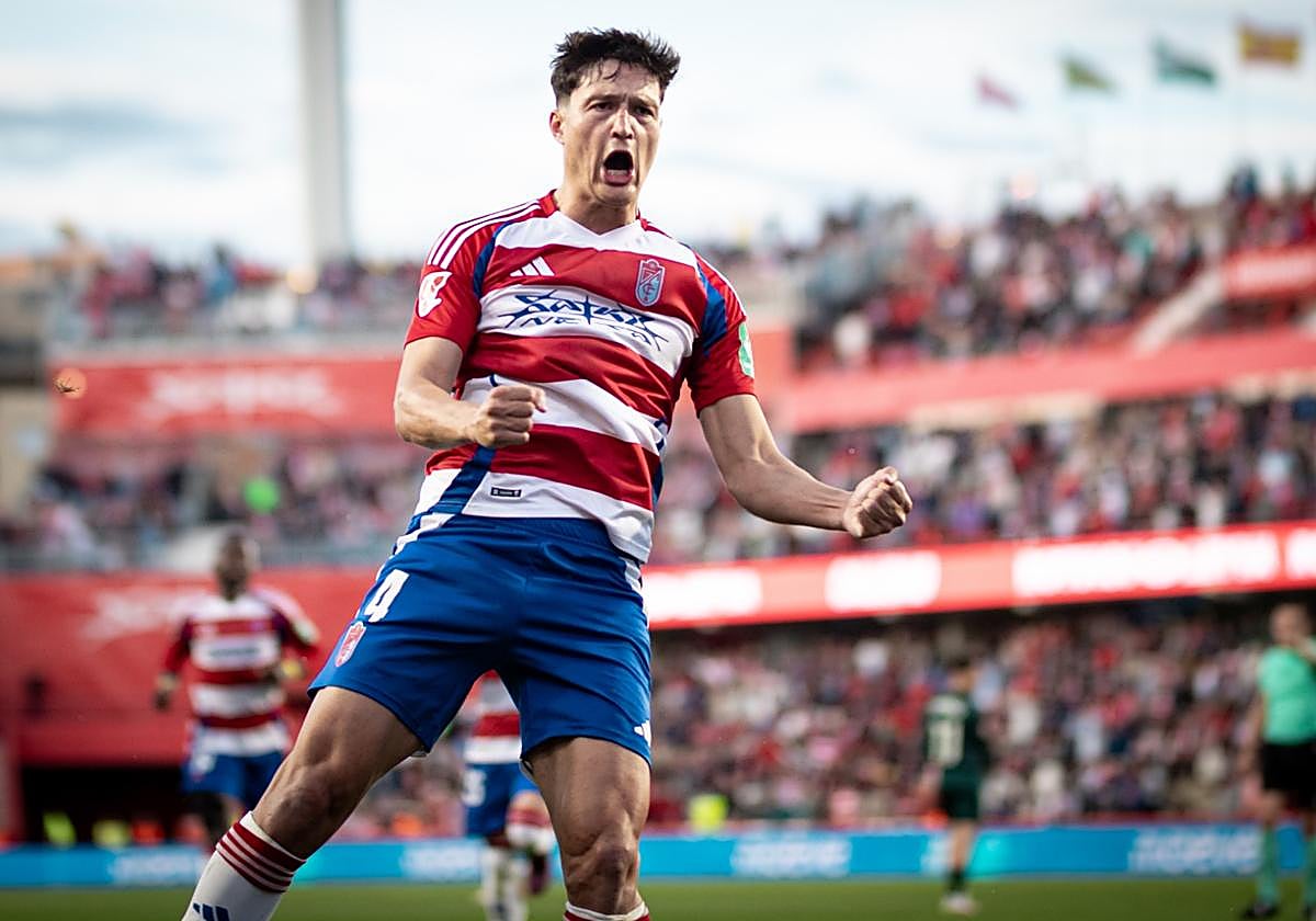 Miguel Rubio celebra su gol al Almería.