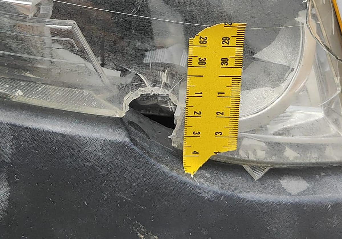 Uno de los disparos impactó en un coche.