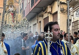 José Ángel Vázquez Díaz, pregonero de Semana Santa, y, tras él, la Virgen de la Merced.