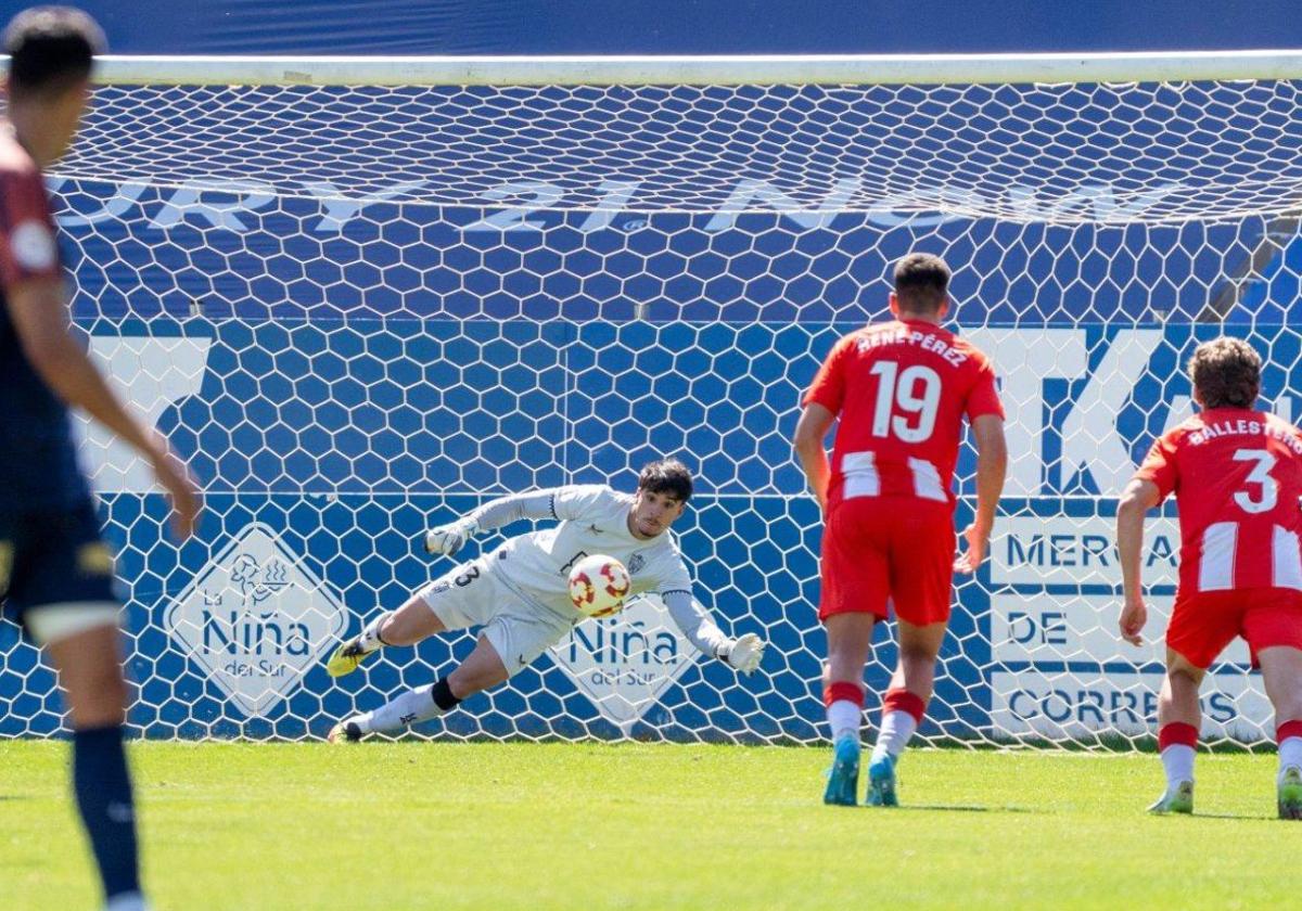 El Almería B contiene al UCAM Murcia, pero el empate no beneficia