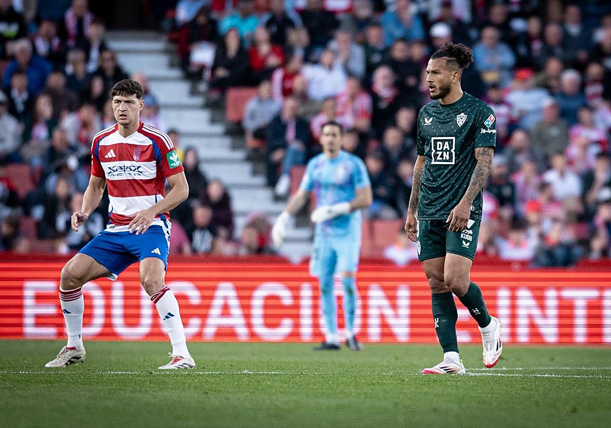 Luis Suárez espera el balón a pocos metros de Miguel Rubio durante el encuentro.