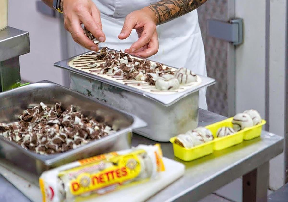 Imagen principal - La heladería de los donettes y galletas dinosaurio abre nueva tienda en Granada