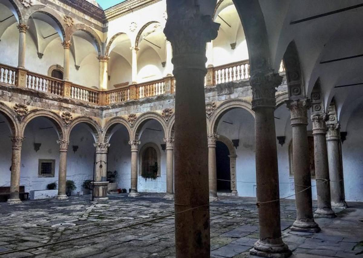 Imagen secundaria 1 - El Castillo de La Calahorra y los representantes de la familia propietaria.