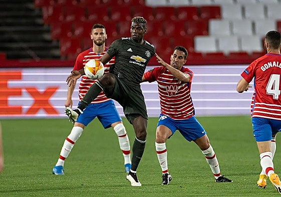Montoro empuja a Pogba en el partido.