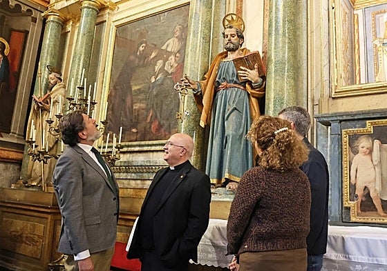 Jesús García-Lomas y el deán de la Catedral de Jaén, Francisco Juan Martínez, delante de la imagen de San Pedo.