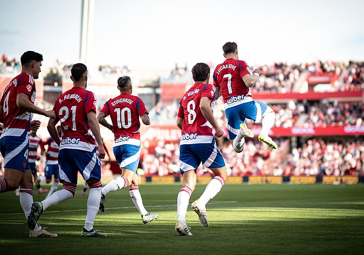 Lucas Boyé celebra con sus compañeros su gol de penalti al Almería.